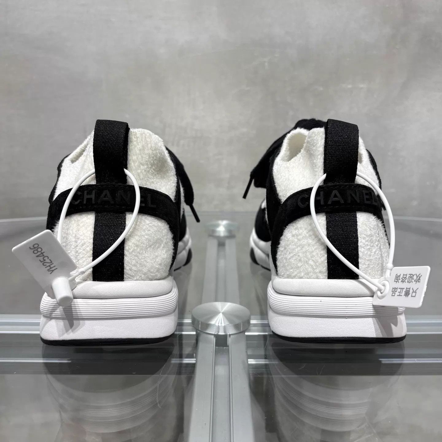 Chanel Chanel CC Black & White Casual Sneakers 38 Size US 7.5 / IT 37.5 - 6 Thumbnail