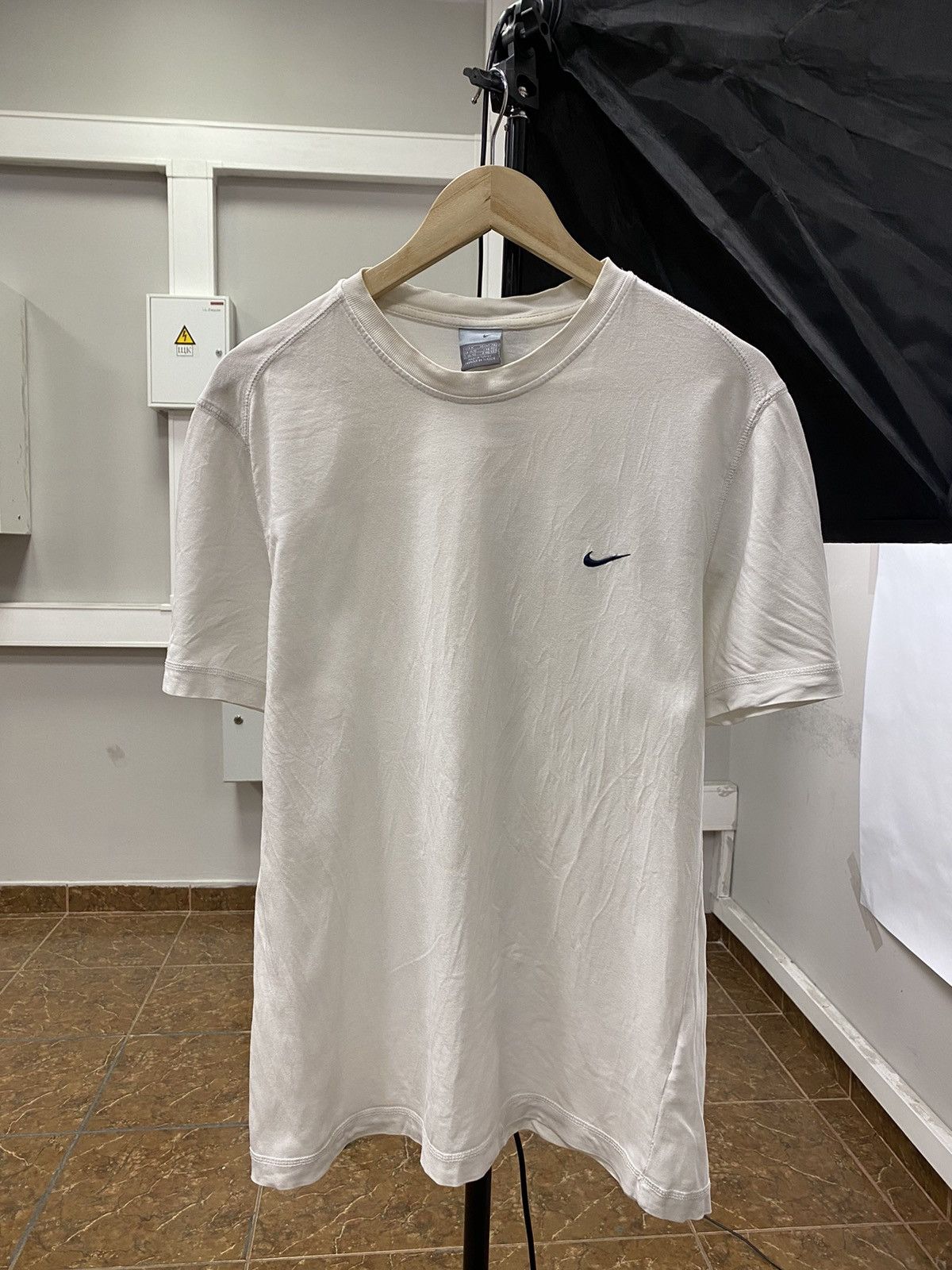 Nike 🇺🇸 Vintage 90s Nike Swoosh Retro T-Shirt Rare Retro Hype Y2K Size US M / EU 48-50 / 2 - 1 Thumbnail