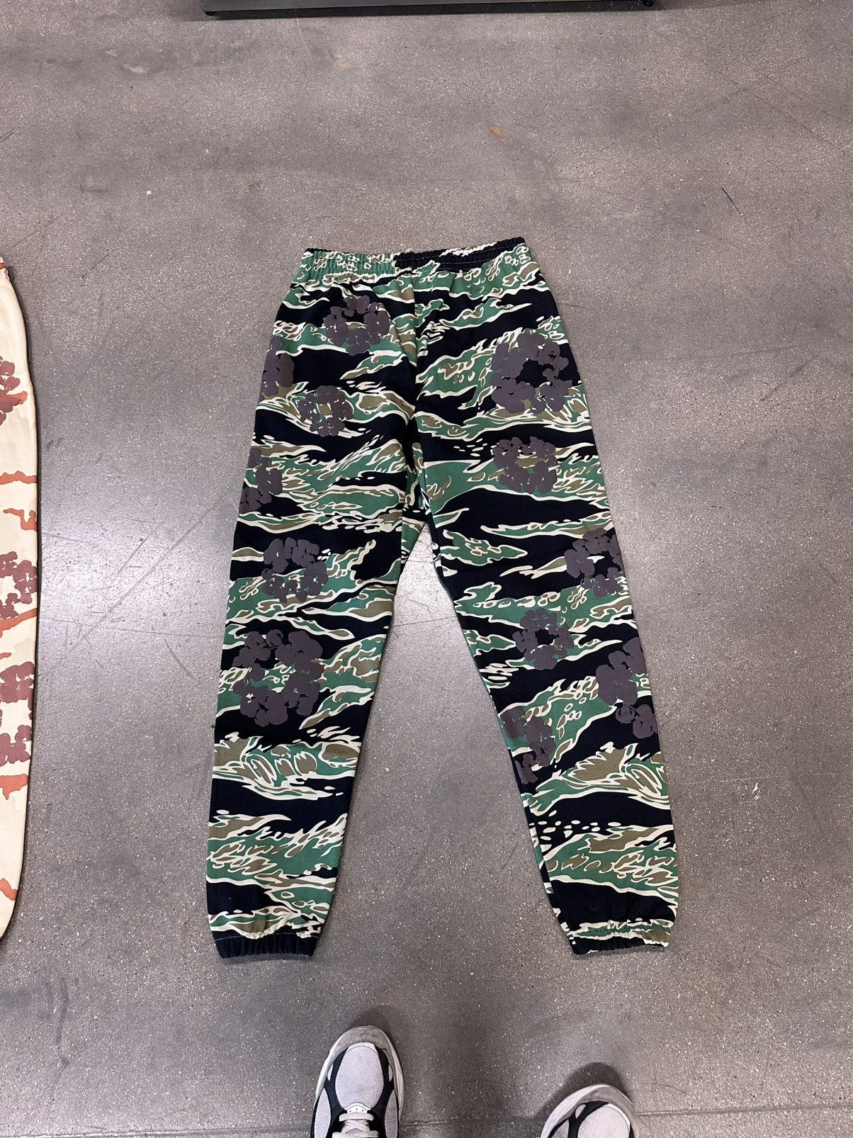 DENIM TEARS Denim tears wreath sweatpants green camo Size US 34 / EU 50 - 2 Thumbnail