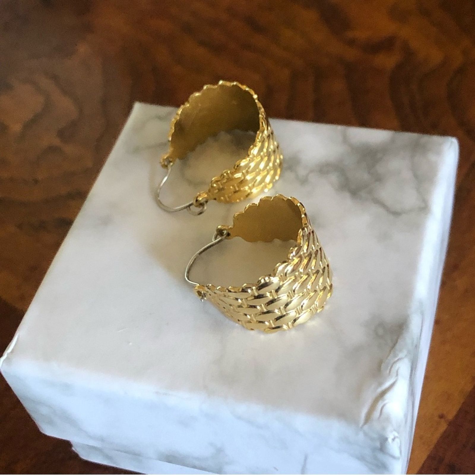 Vintage Vintage shiny gold plated basket weave small hoop earrings Size ONE SIZE - 5 Thumbnail