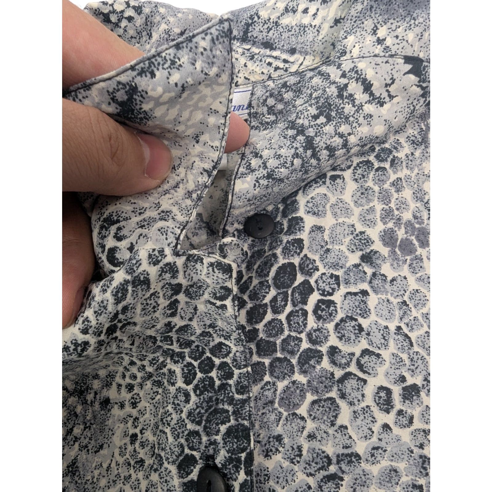 Skin Anna & Frank Shirt Blouse Silk Knit Animal Print Gray L Womens Short Sleeve Collared Button Loop Vintage 90s Size L / US 10 / IT 46 - 6 Thumbnail