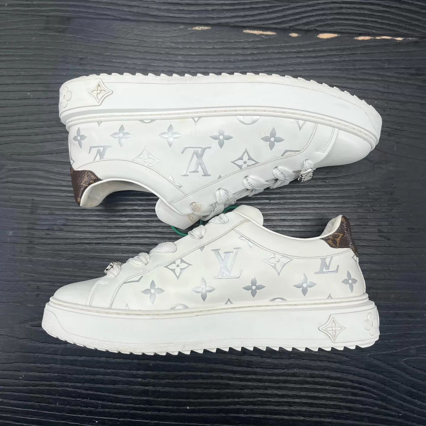 Louis Vuitton LV Time Out Silver/White All Over 38.5 MINT Size US 8 / IT 38 - 2 Thumbnail