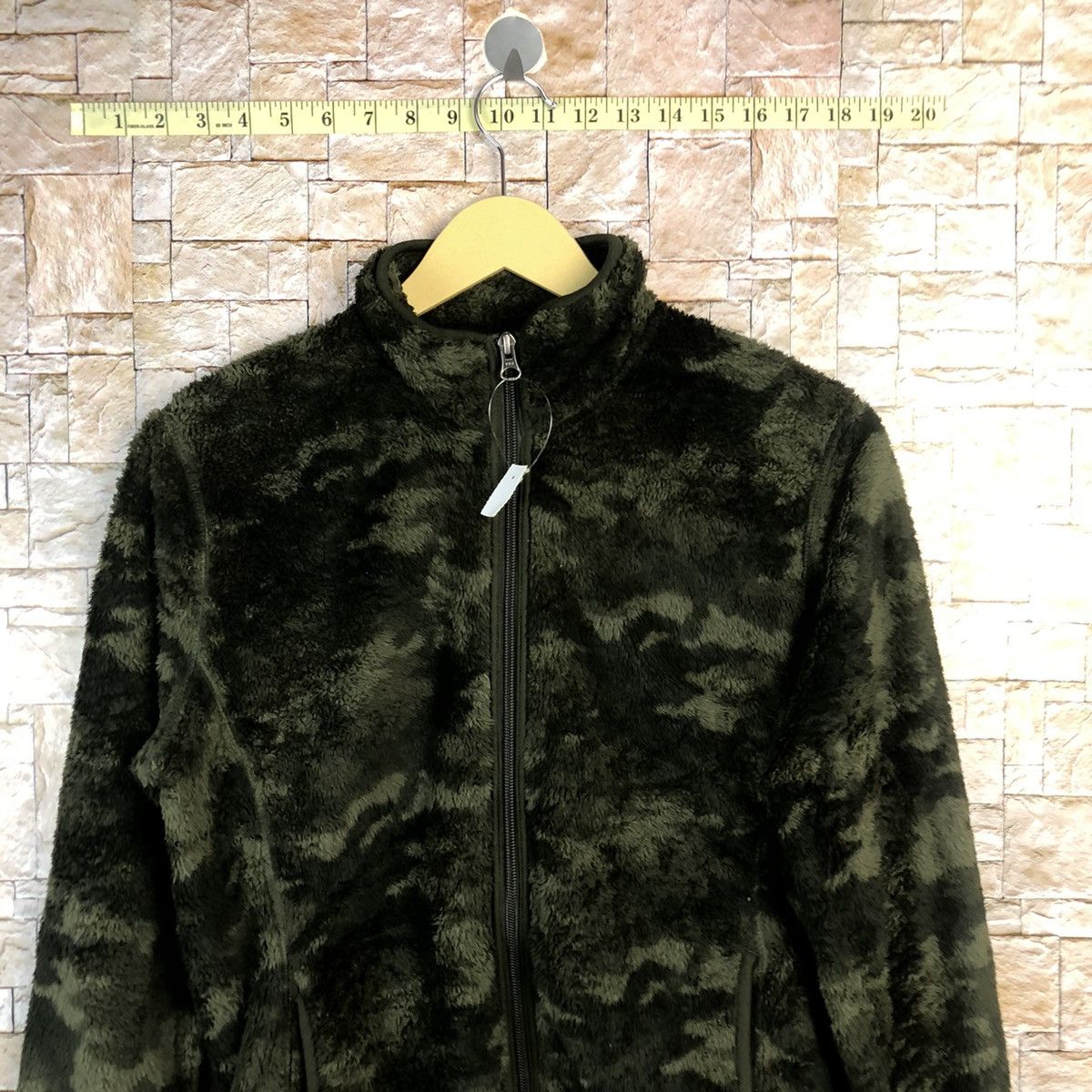 Uniqlo Uniqlo japan Green Camo fleece Sweater #A523 Size US S / EU 44-46 / 1 - 2 Thumbnail