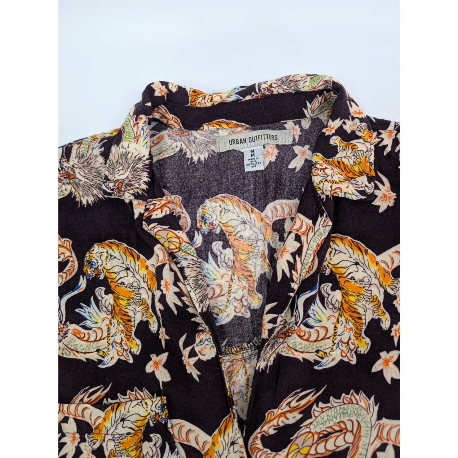 Urban Outfitters Urban Outfitters Dragon & Tiger Battle Print Button Shirt Dress Pockets Medium Shirt Mens M Multicolor Short Sleeve Button-Up Rayon Size 40R - 6 Thumbnail