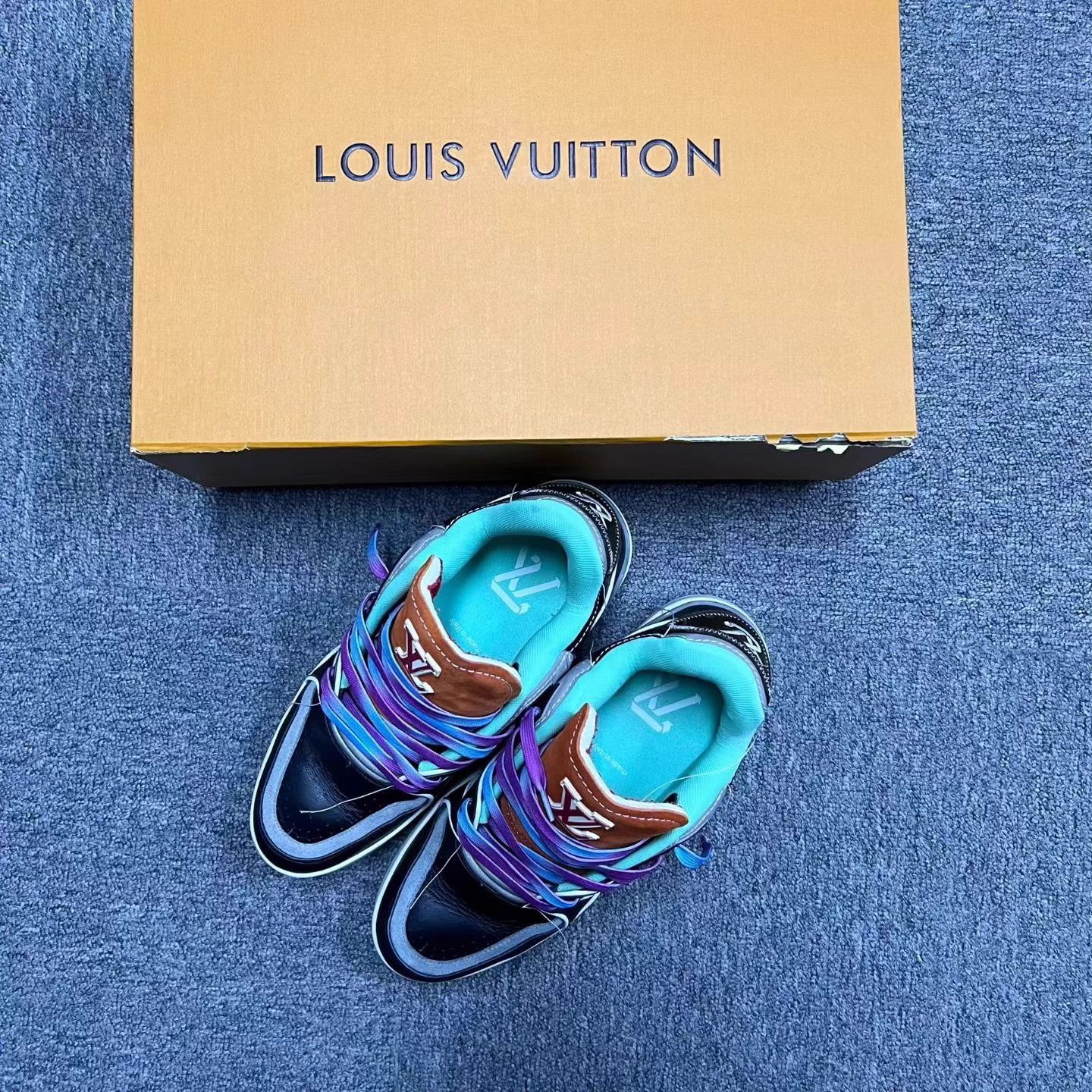 Louis Vuitton Louis Vuitton black blue 2-tone low top sneaker size 7 Size US 7 / EU 40 - 1 Thumbnail