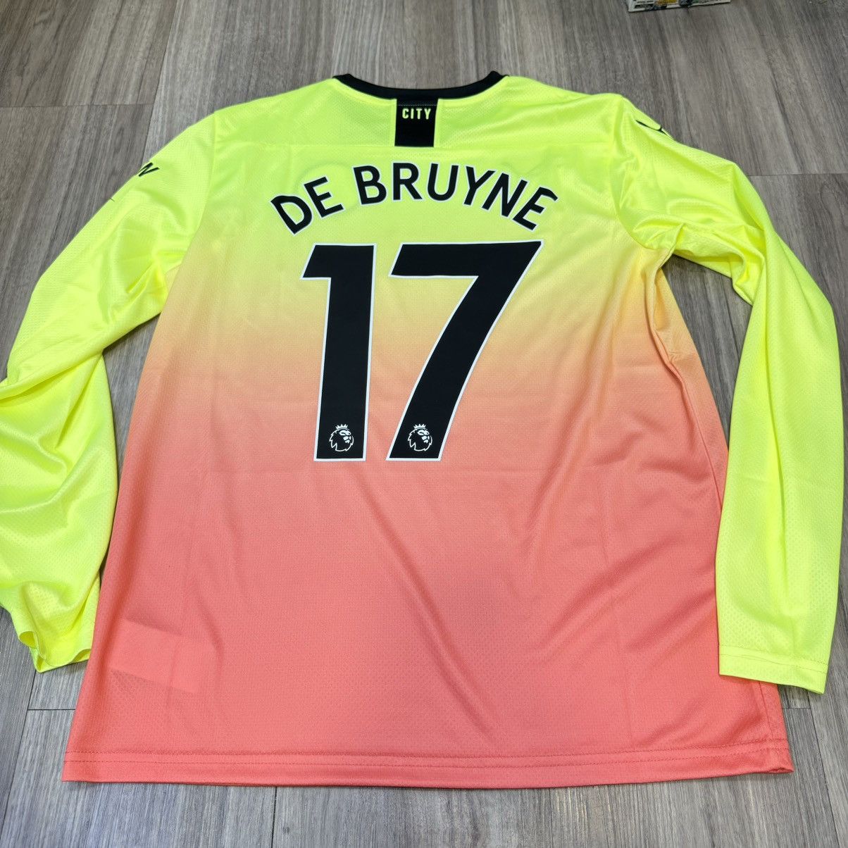 Puma (Youth size)Manchester City 19/20 L/S away #17 De Bruyne Size US XS / EU 42 / 0 - 2 Thumbnail