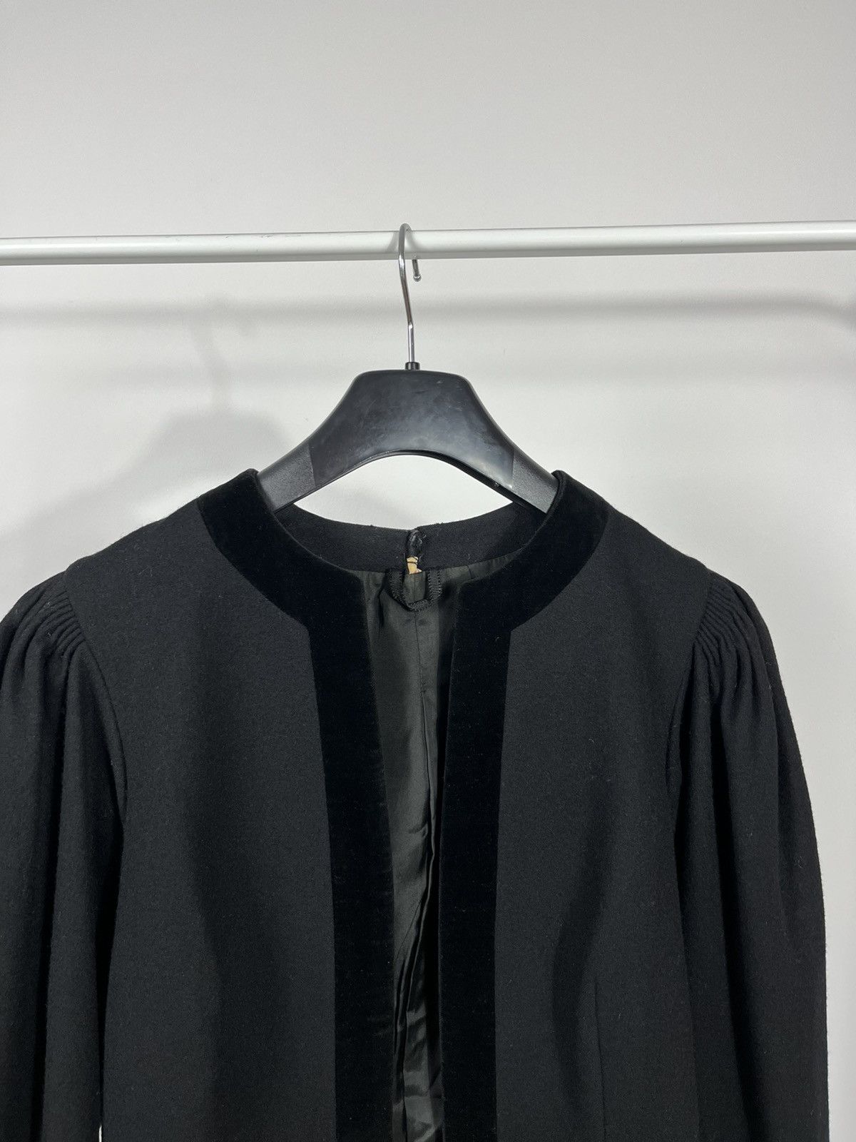 Vintage Vintage Black Cropped Wool Jacket with Velvet Trim Size XS / US 0-2 / IT 36-38 - 2 Thumbnail