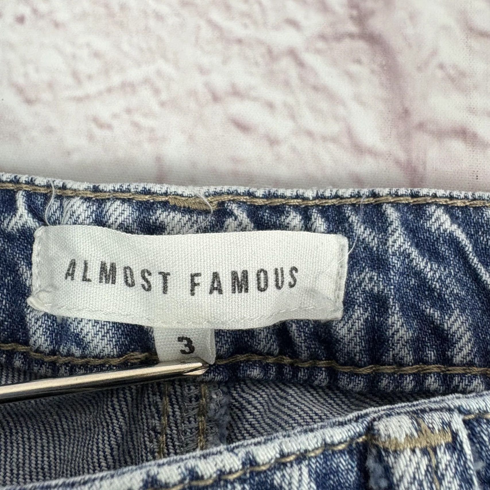 Almost Famous Almost Famous Jeans Juniors Relaxed Straight Denim Acid Wash Distressed 5-Pocket Blue 3 Jeans Size 26" / US 2 / IT 38 - 5 Thumbnail