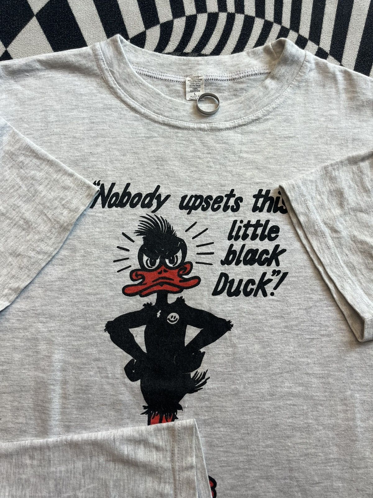 Warner Bros Vintage Daffy Duck Nobody upsets this little black Duck 90’s Size US L / EU 52-54 / 3 - 6 Thumbnail