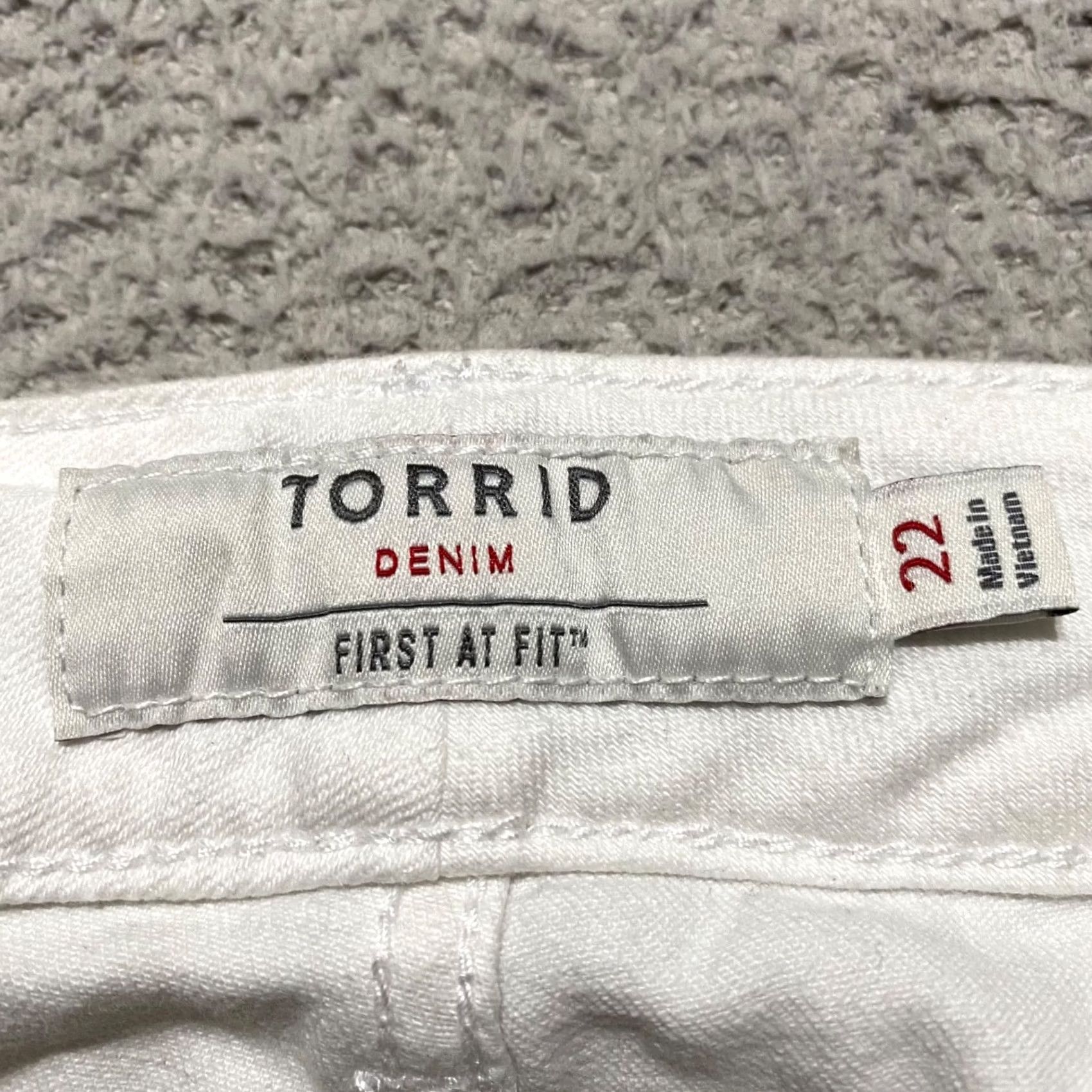 Torrid Torrid White Denim High Rise Cut-Off 5 Inseam Plus 22 Shorts Womens Vintage No Pocket 5-Pocket Denim Stretch Cotton Spandex Casual Clothing Size 40" / US 18 - 3 Thumbnail