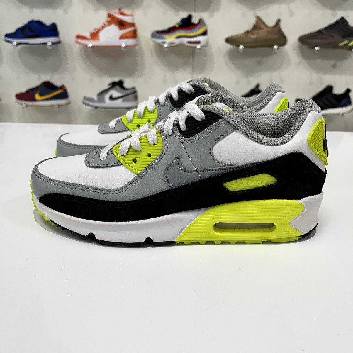 Nike Nike Air Max 90 OG Volt (GS) Size US 5 / EU 37 - 2 Thumbnail