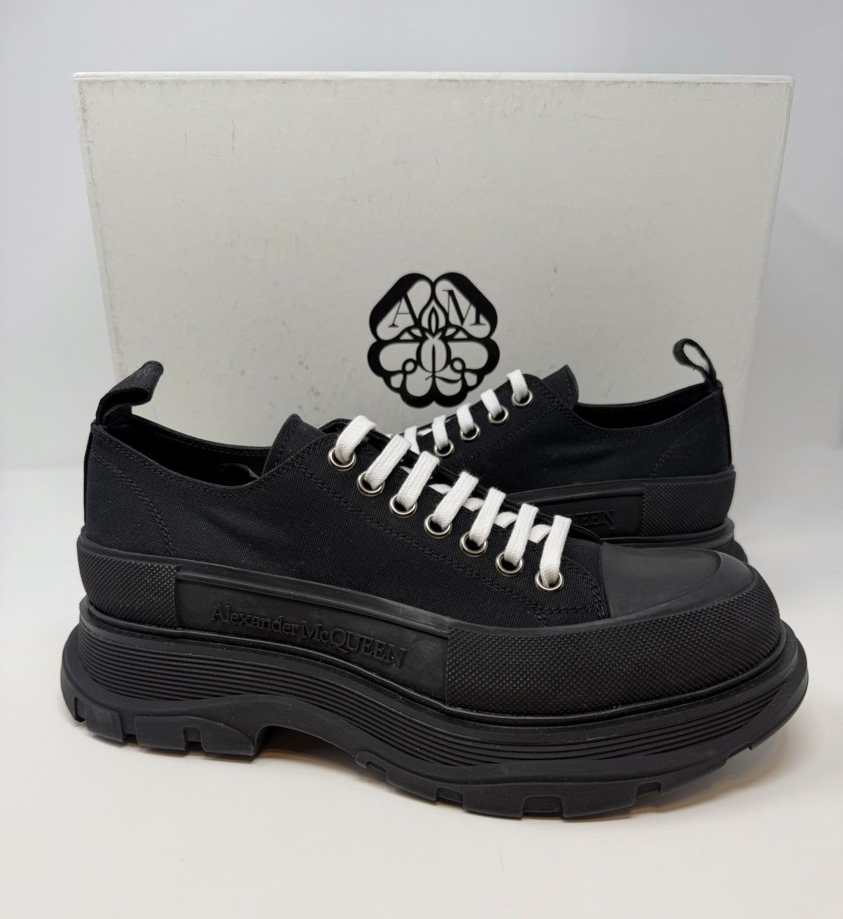 Alexander McQueen Alexander McQueen Treadslick Low-Top Sneaker Black Size US 9 / EU 42 - 1 Thumbnail