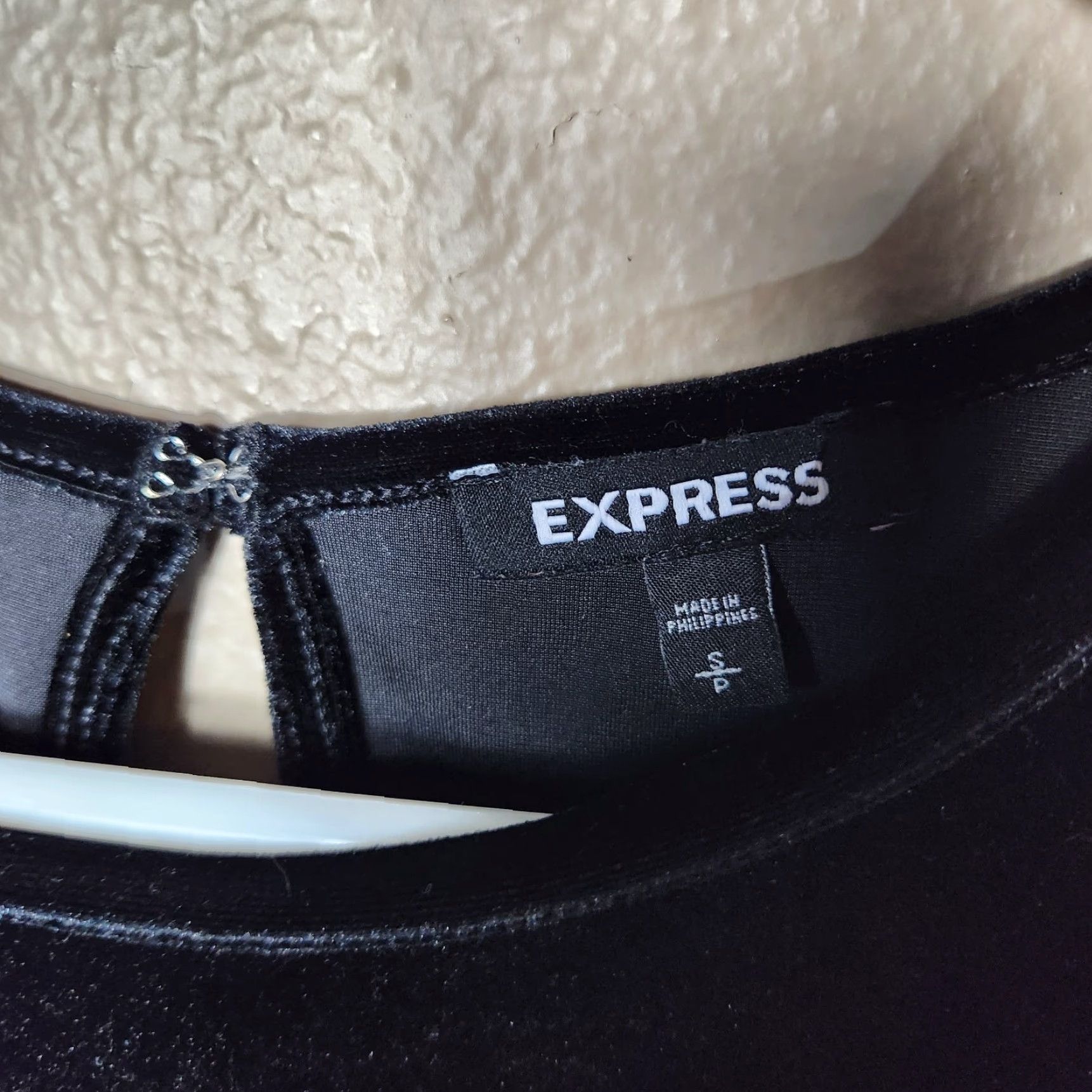 Express Express Blouse |S| Black Velvet Short Sleeve Puff Shoulder Keyhole Back Top Size S / US 4 / IT 40 - 2 Thumbnail