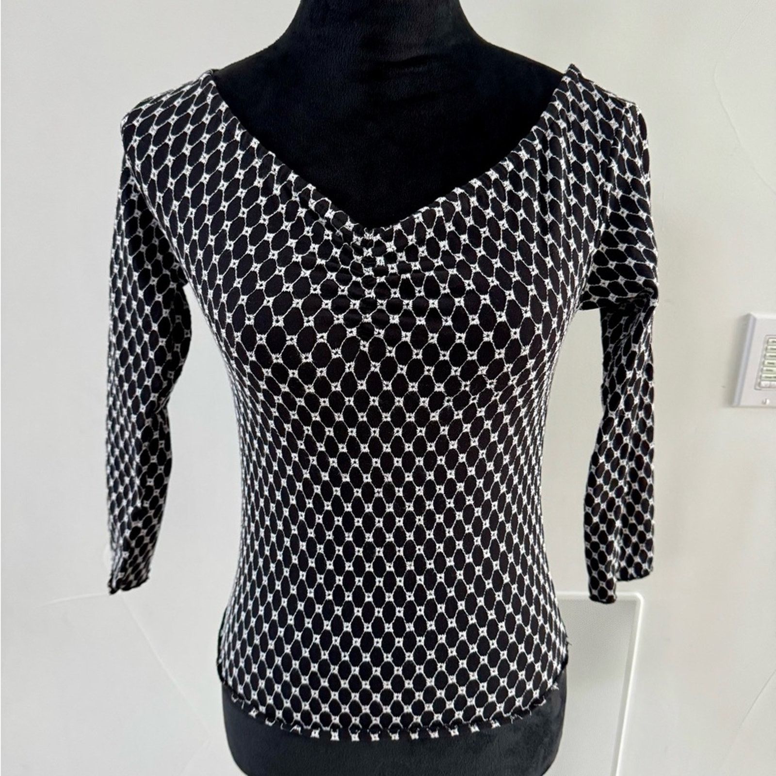 Other New Chic Off-Shoulder Black and White Top size XS Size XS / US 0-2 / IT 36-38 - 9 Thumbnail