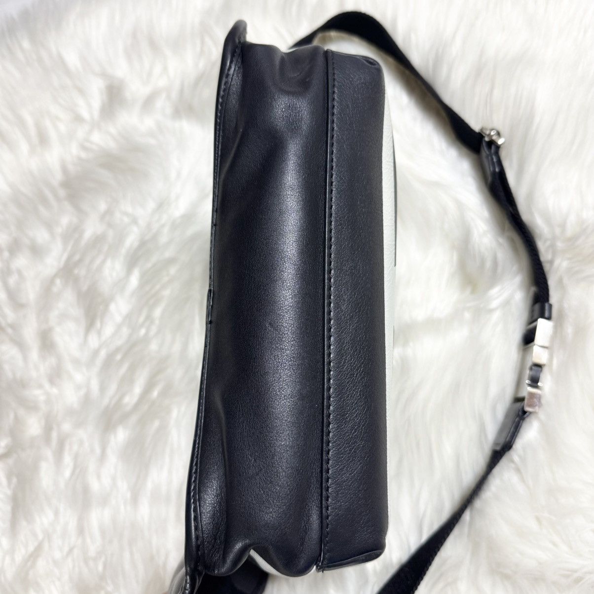 Valentino Valentino Studded Zip Giant V Logo Leather Sling Body Bag Size ONE SIZE - 5 Thumbnail