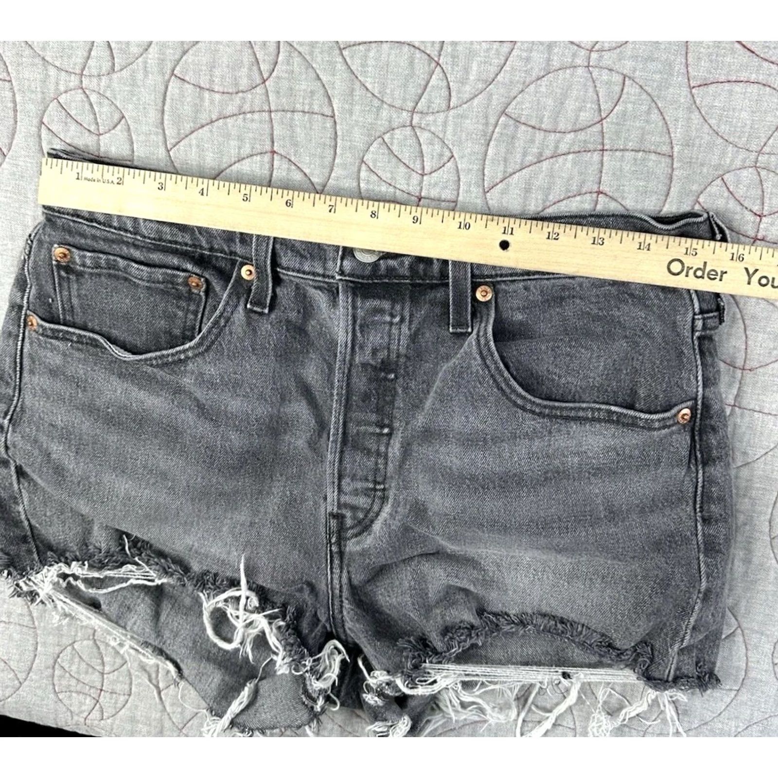Levi's Levi’s 501 Classic Fit Distressed Denim Shorts Faded Black Women’s 30 Cut-Off Shirts Womens 30 Levi’s Size 30" / US 8 / IT 44 - 6 Thumbnail