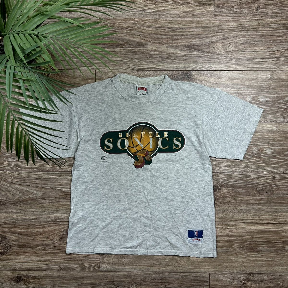 Nutmeg 90s Nutmeg Seattle Sonics Vintage NBA Oversized Tee T-Shirt Size US M / EU 48-50 / 2 - 1 Thumbnail