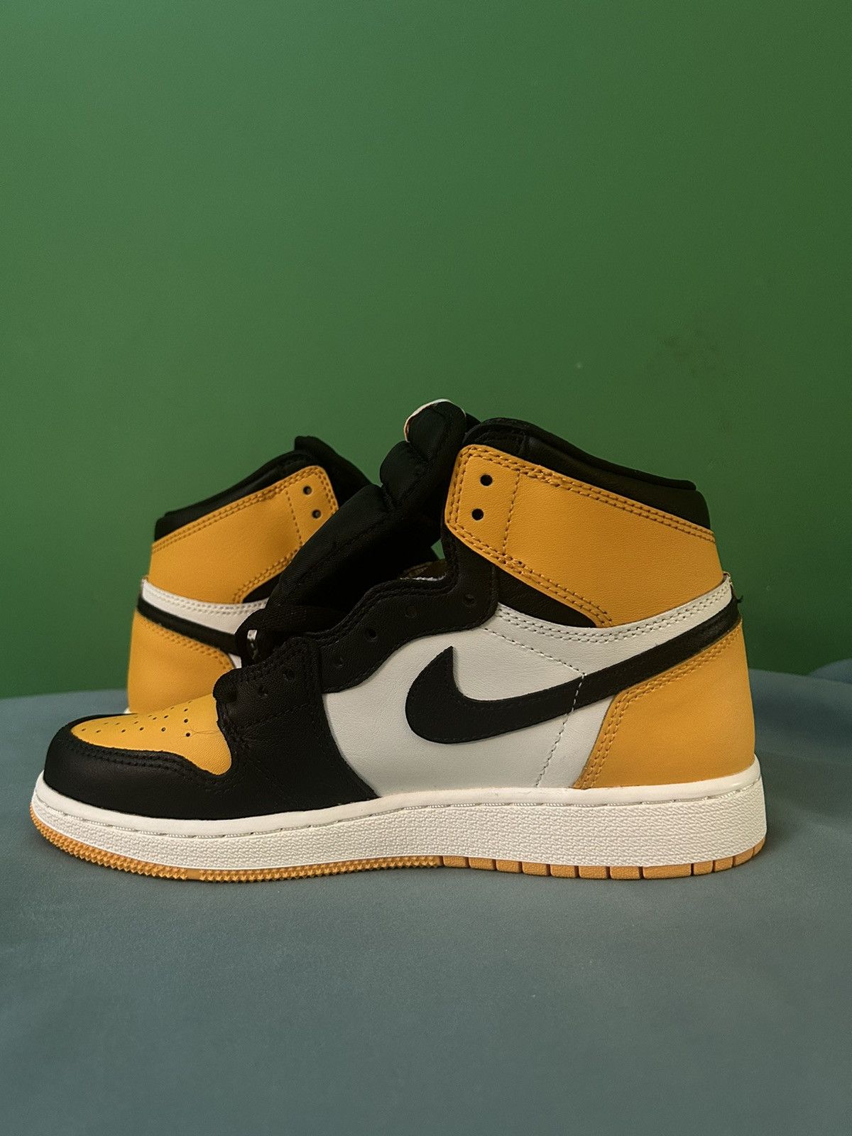 Jordan Brand Nike Air Jordan 1 High Taxi 2022 Size US 6 / EU 39 - 2 Thumbnail