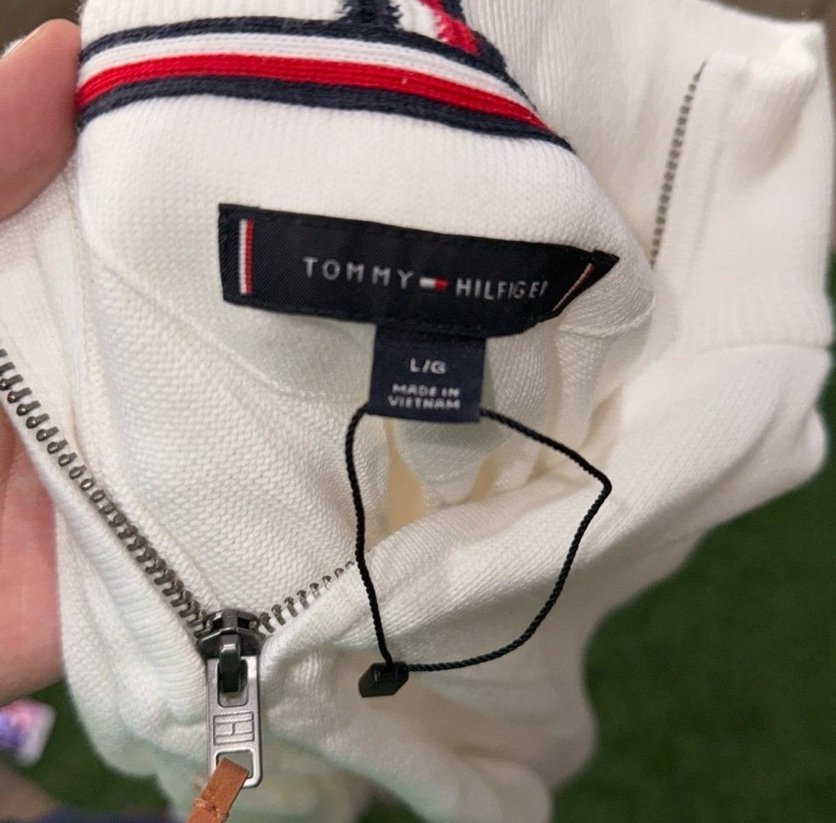 Tommy Hilfiger × Vintage Tommy Hilfiger White Long Sleeve Sweater Size large soft Size US L / EU 52-54 / 3 - 3 Thumbnail