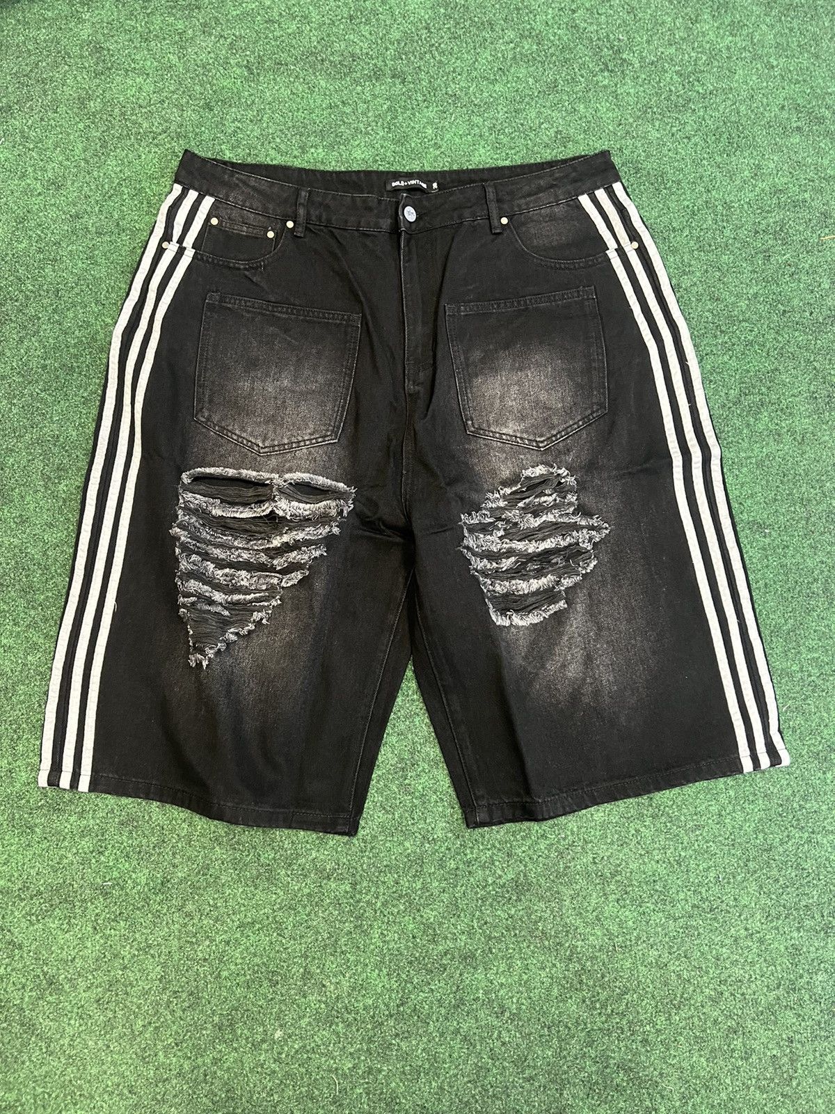 image of The Gv Gallery x Vintage Gv Gallery Raspberry Hills Black Denim Shorts Size 38, Men's