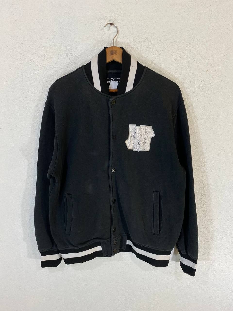undefeated black jacket spell out backhit nice design
