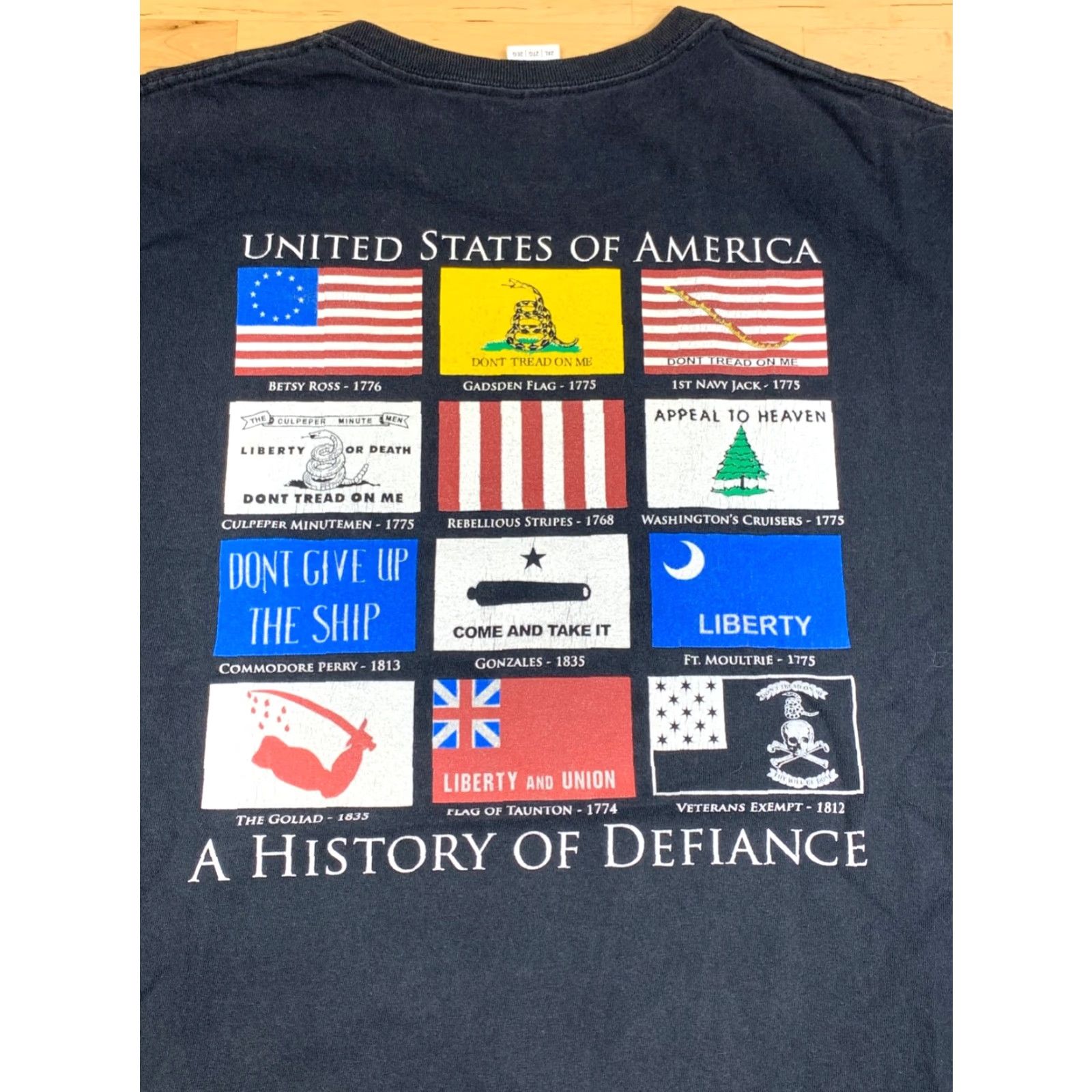 Gildan United States of America A History of Defiance Flag Shirt Mens 2XL Black Size US XXL / EU 58 / 5 - 2 Thumbnail