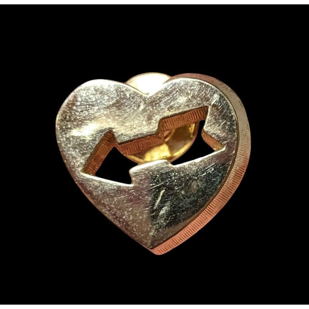 Other Vintage Avon Gold Tone Heart With Arrow Cutout Lapel Pin Size ONE SIZE - 1 Thumbnail
