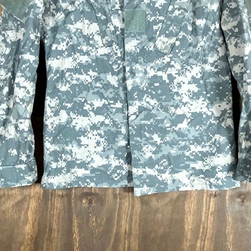 Vintage **ARMY MILITARY COMBAT COAT XS GREEN UNISEX DIGICAM REGULAR** User: **ARMY MILITARY COMBAT JACKET XS GREEN UNISEX** Size US XS / EU 42 / 0 - 3 Thumbnail