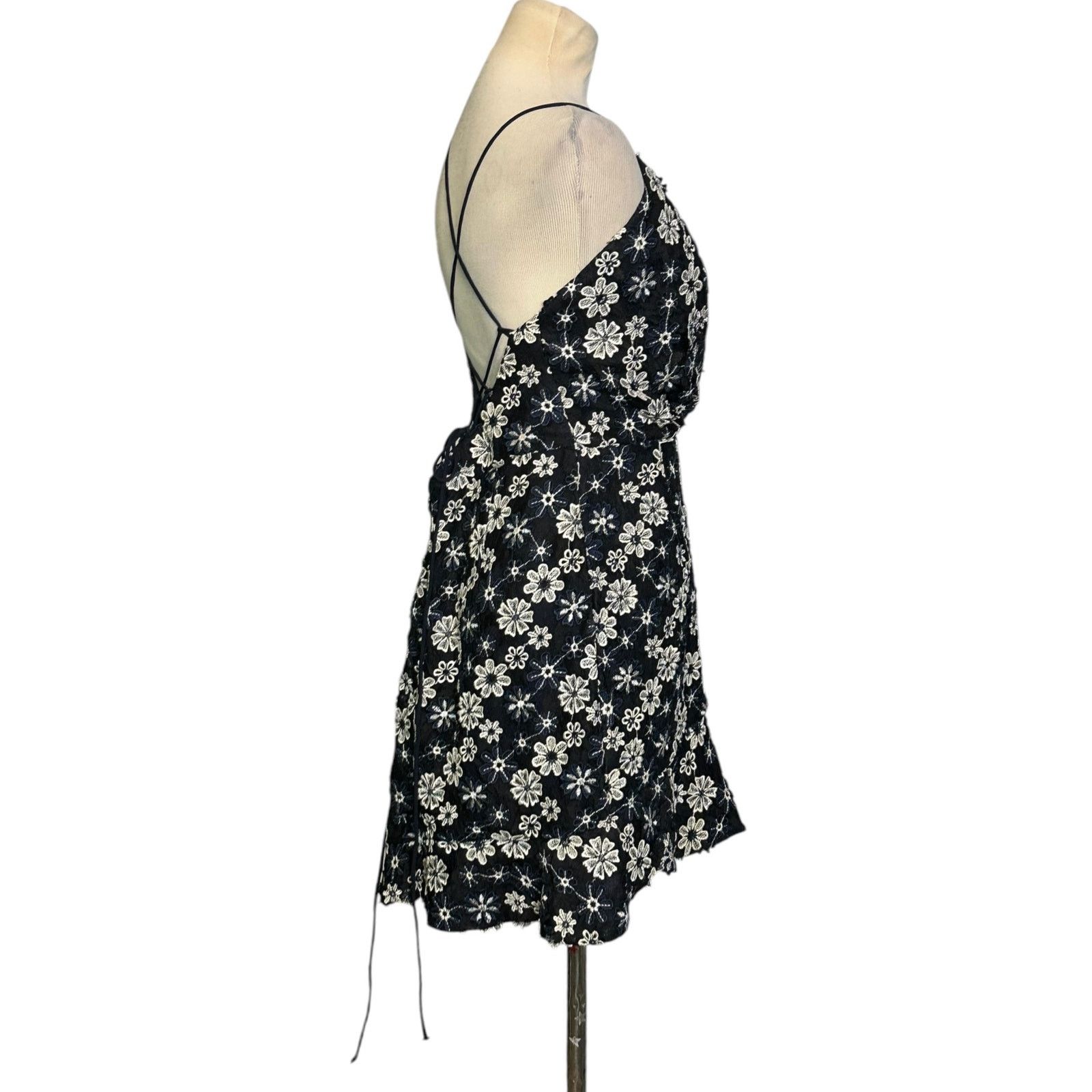 REVOLVE NBD Marilyn blue white floral embroidered mini dress size M Size M / US 6-8 / IT 42-44 - 14 Thumbnail