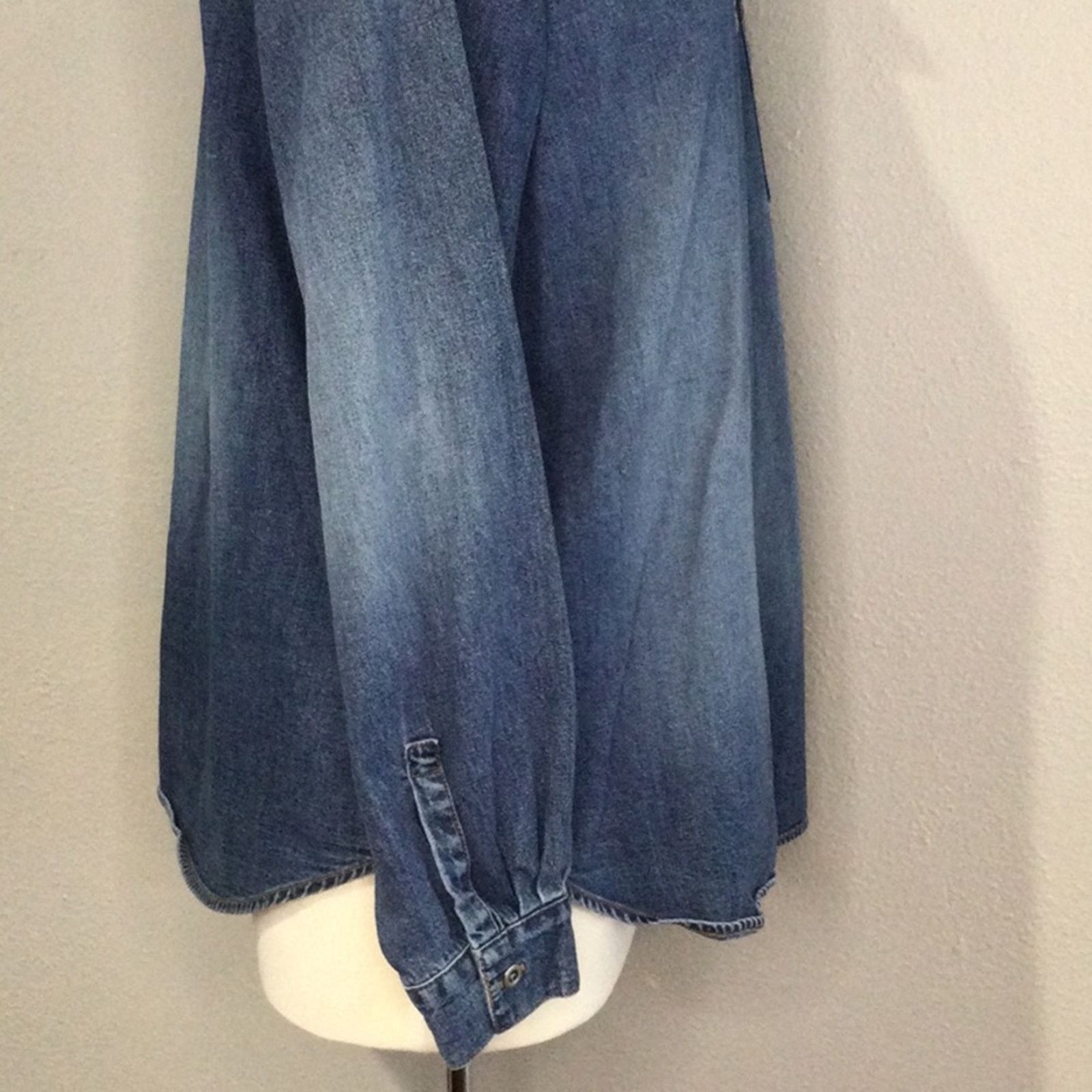 Chicos Chico’s Denim Pocket Full Button Front Shirt Size 2/L/12 Size L / US 10 / IT 46 - 6 Thumbnail