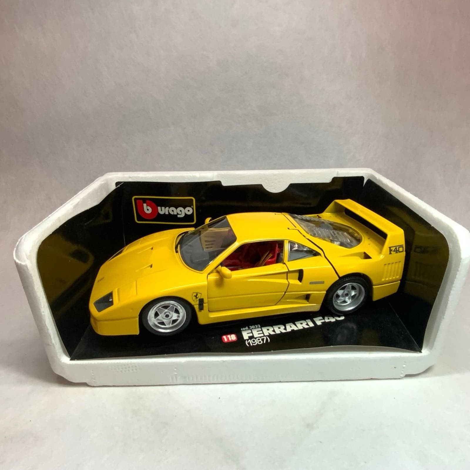 image of Burago Ferrari F40 () 1/18 in Yellow, Men's