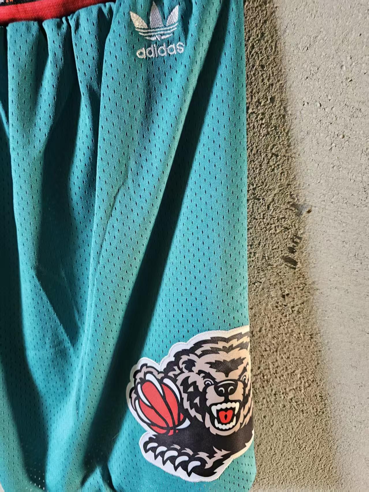NBA Vintage Memphis Grizzlies Short L Size Size US 36 / EU 52 - 4 Thumbnail