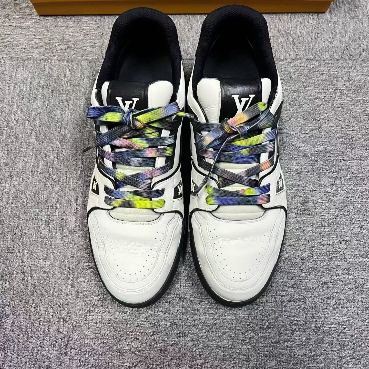 Louis Vuitton Louis Vuitton White & Black Leather Low-Top Sneaker US8 Size US 8 / EU 41 - 3 Thumbnail