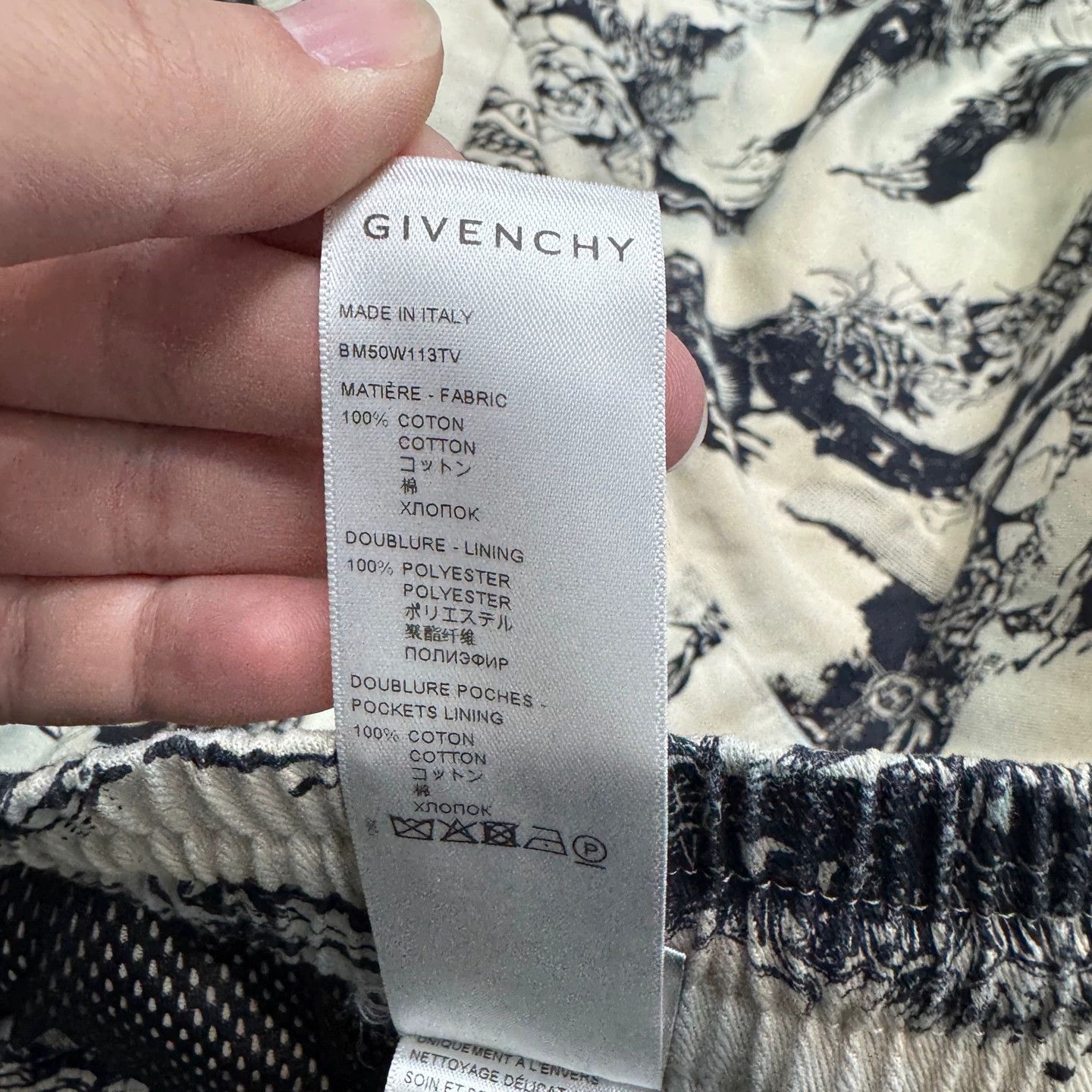 Givenchy Givenchy Gothic all over print short 46 98 new Size US 30 / EU 46 - 4 Thumbnail
