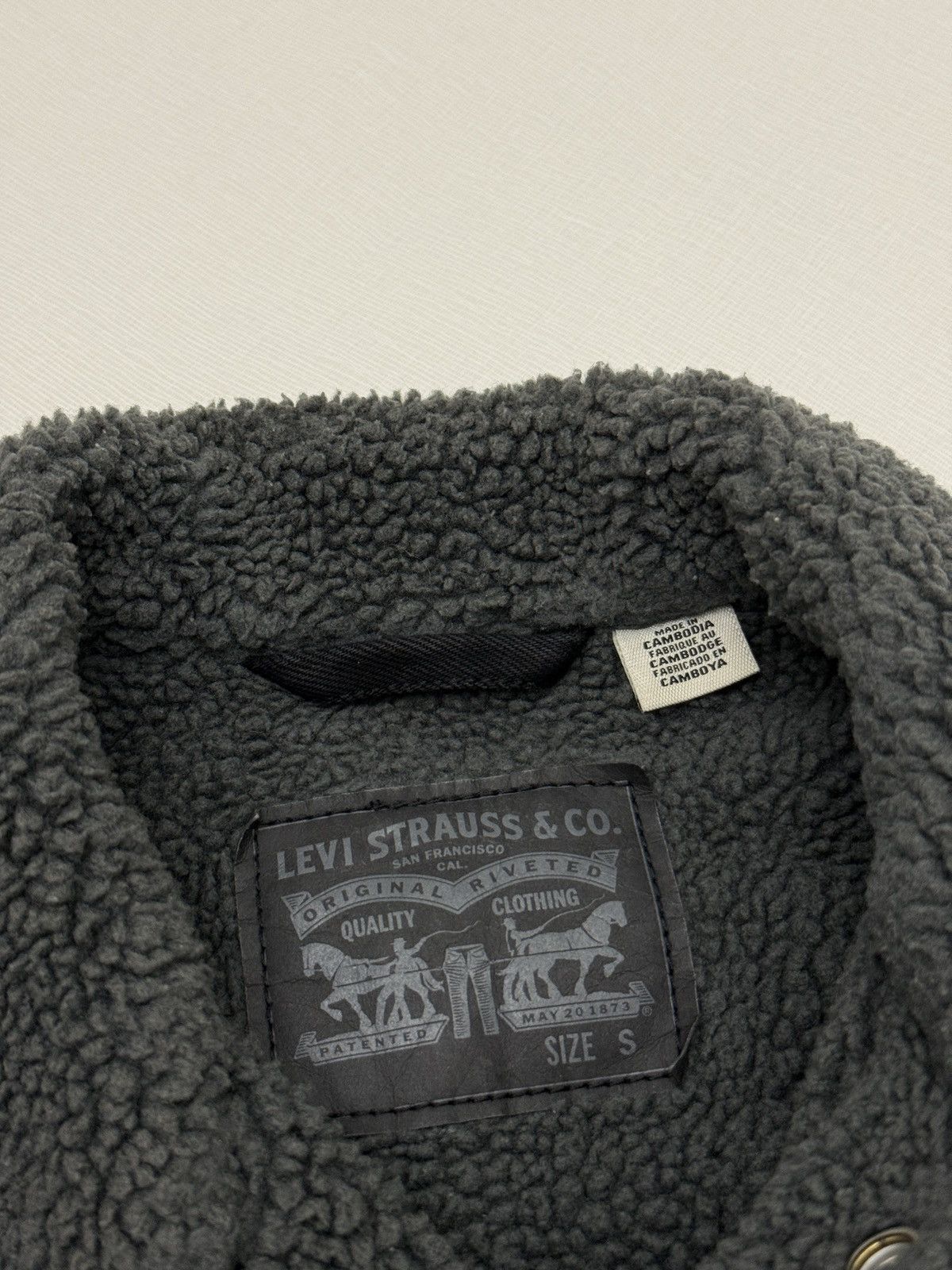 Levi's Levis Black Sherpa Lined Dark Wash Denim Trucker Jacket S Size US S / EU 44-46 / 1 - 4 Thumbnail