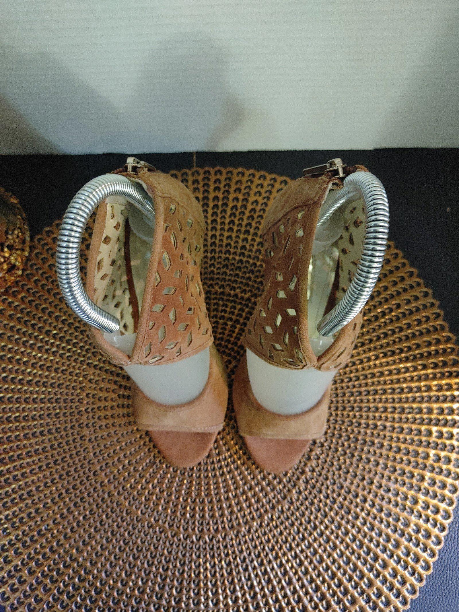 Designer BCBG Camdynn Suede Heels Size 4M Size US 7.5 / IT 37.5 - 3 Thumbnail