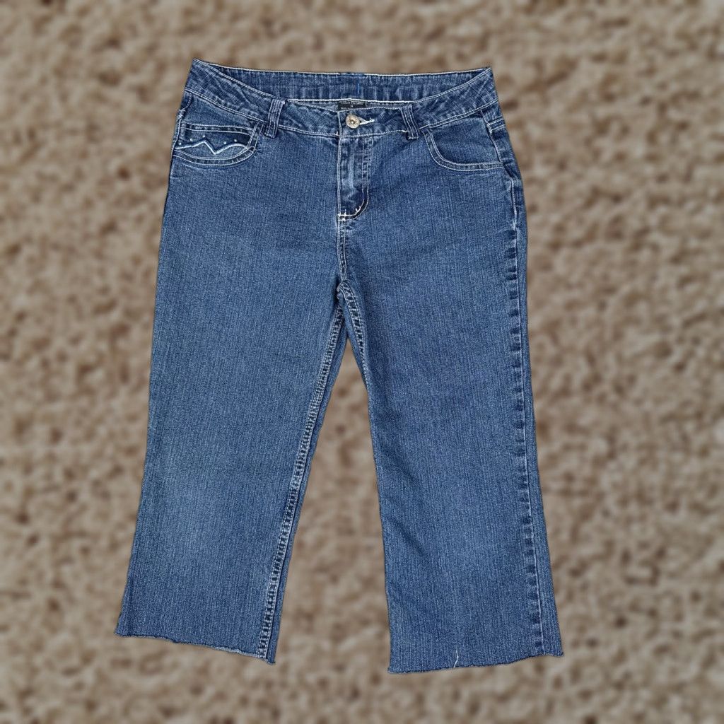 Faded Glory Faded Glory Jeans Cropped Medium Blue 28x17 Regular 14 Juniors Womens 90s Embroidered Studded 5-Pocket Denim Stretch Mid Rise Vintage: No Green? Size 36" / US 14 / IT 50 - 1 Thumbnail