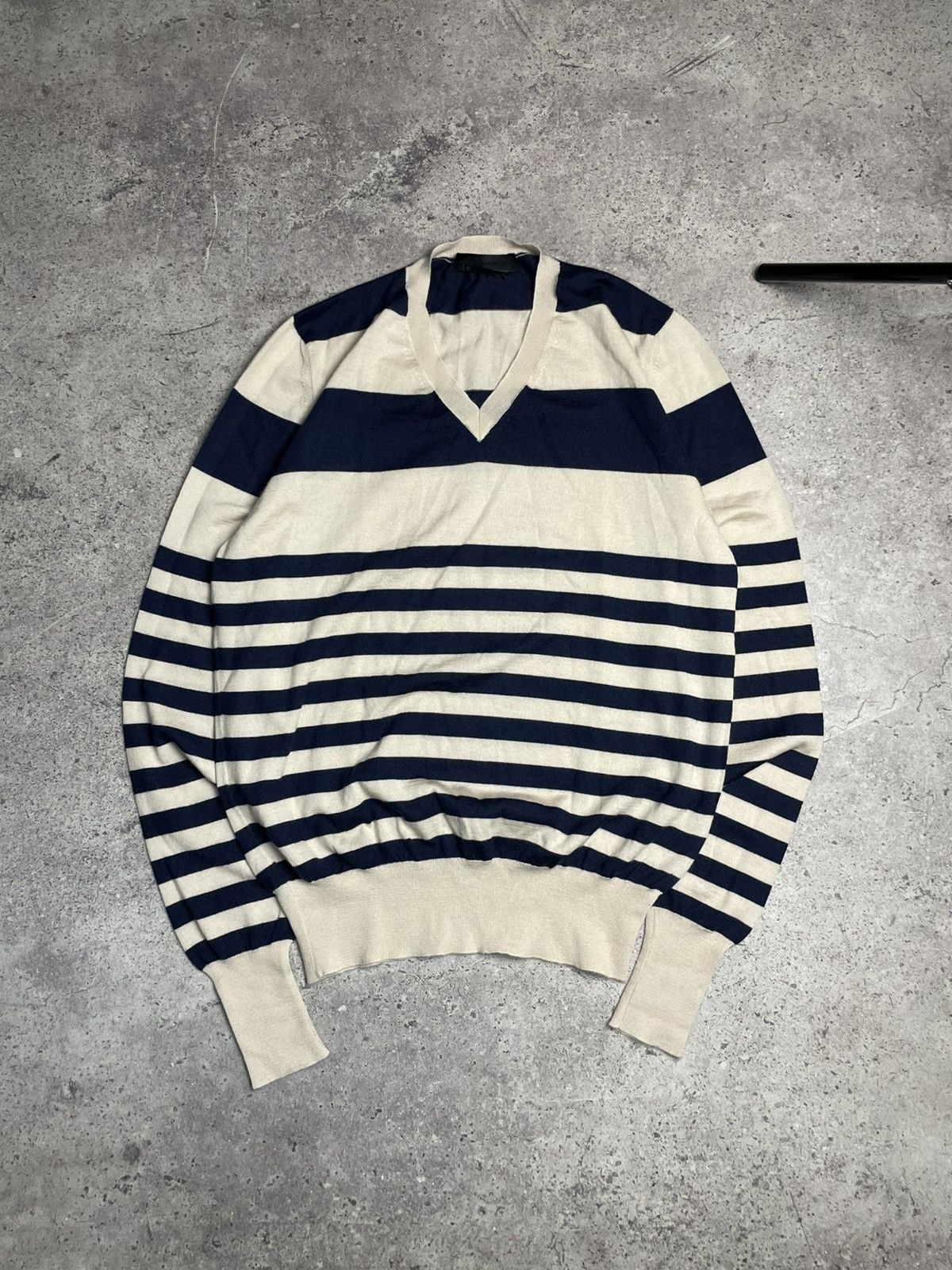 Alexander McQueen Alexander Mcqueen Cashmere V Neck Sweater Size US M / EU 48-50 / 2 - 1 Thumbnail