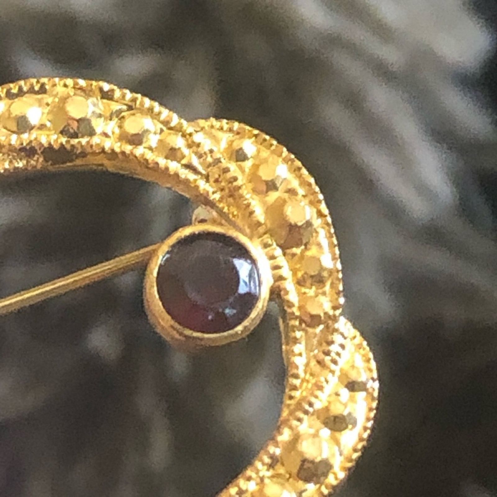 Vintage Vintage 80s Avon gold marcasite garnet stone brooch pin Size ONE SIZE - 5 Thumbnail