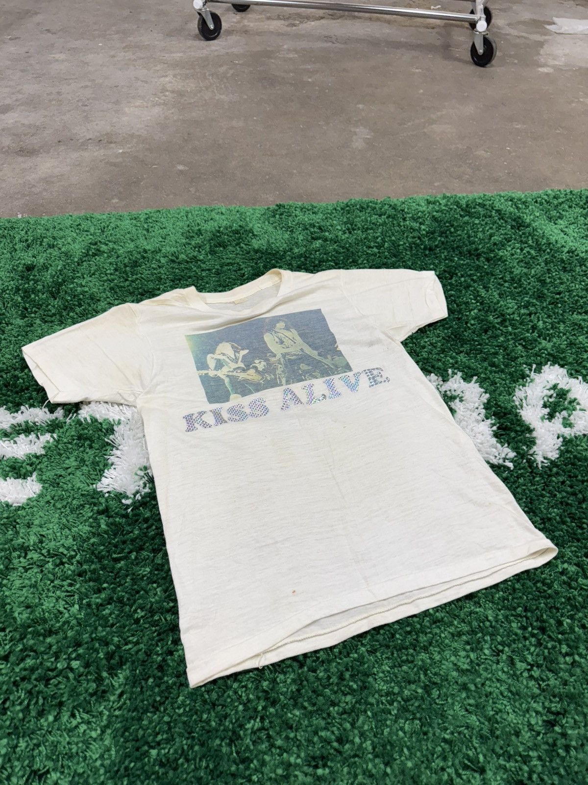 Vintage Grail 70s "Kiss Alive" Single Stitch Destroyed Tee Medium Size US M / EU 48-50 / 2 - 2 Thumbnail