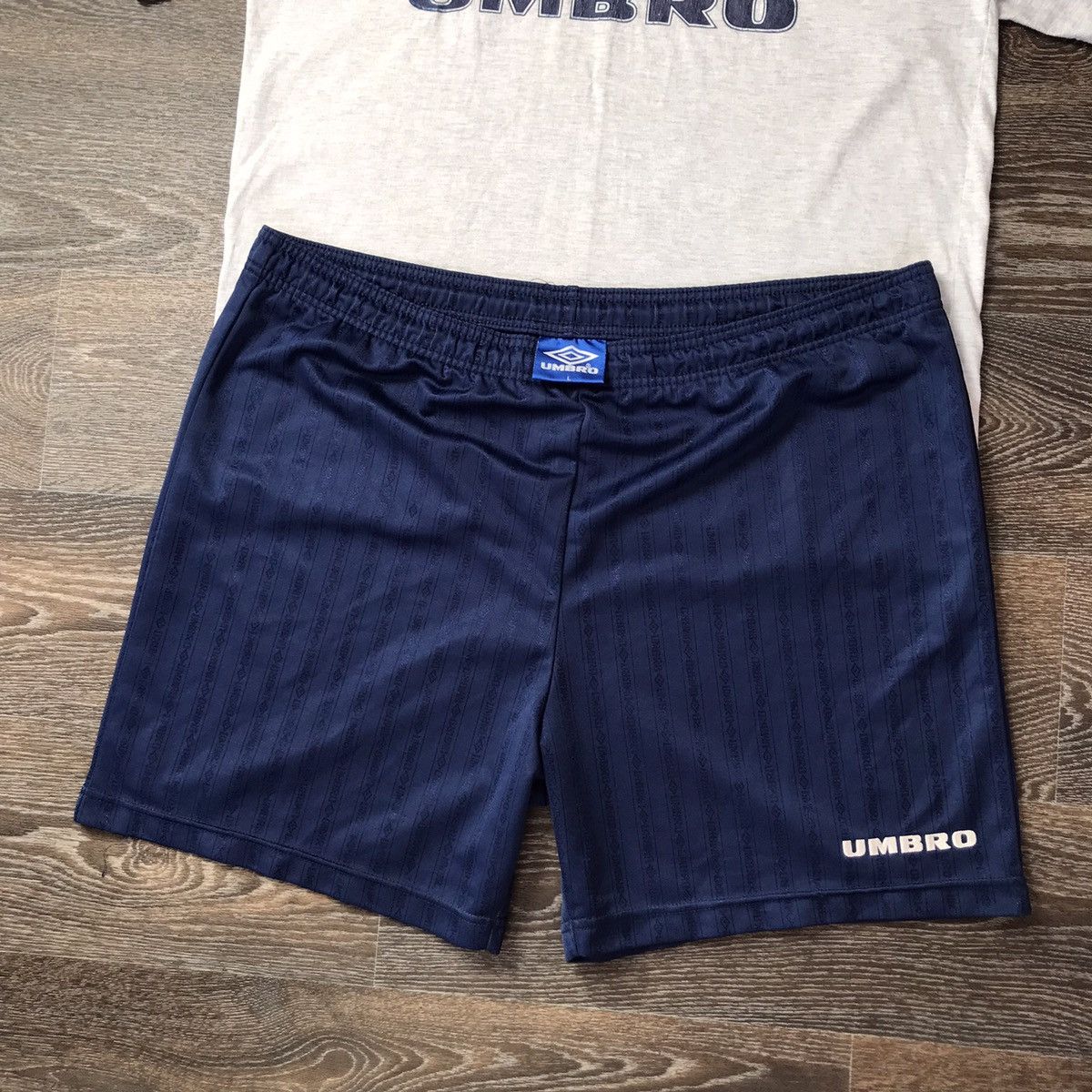 Umbro Vintage Umbro costume Center Logo T Shirt Shorts Size L Size US L / EU 52-54 / 3 - 4 Thumbnail