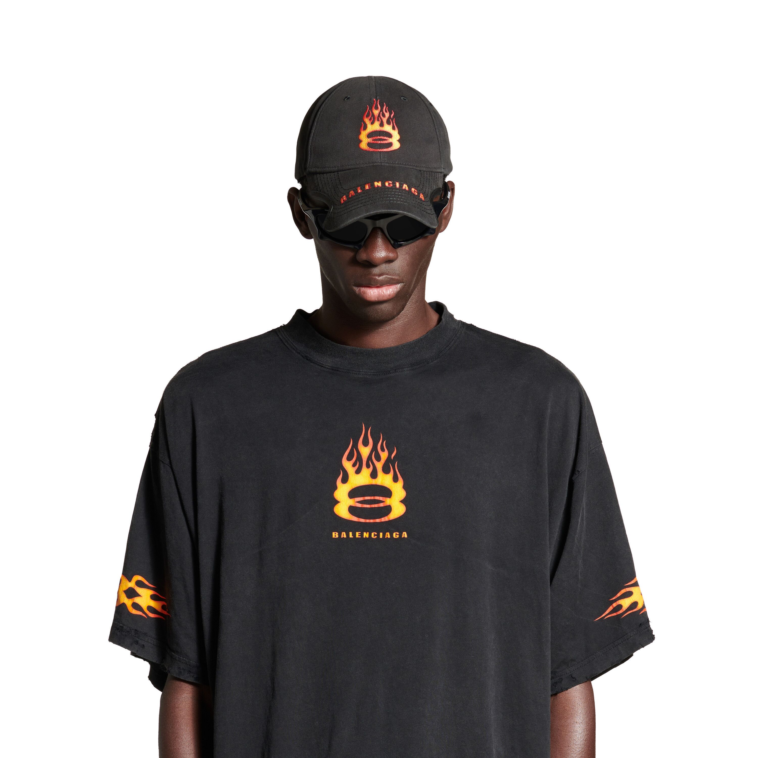 Balenciaga o1in1g0226 Burning Unity T-Shirt Oversized in Black Size US S / EU 44-46 / 1 - 6 Thumbnail