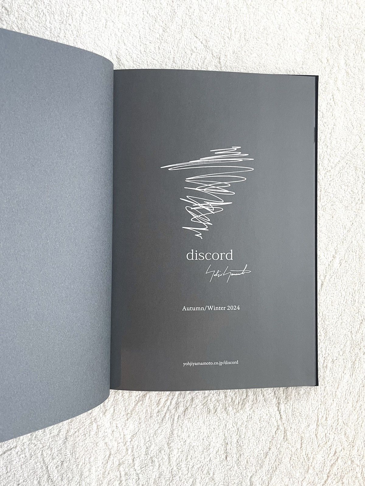 Yohji Yamamoto Yohji Yamamoto discord autumn/winter 2024 lookbook catalog Size ONE SIZE - 2 Thumbnail