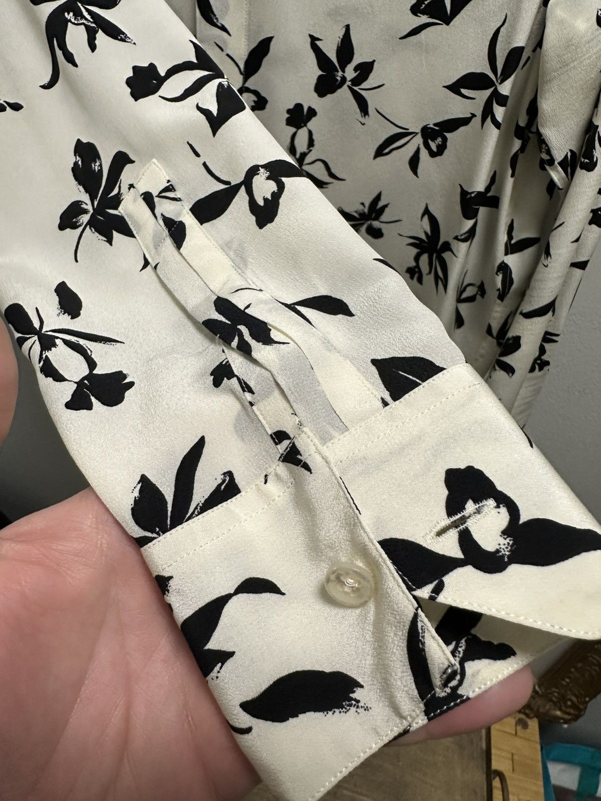 Saint Laurent Paris Saint Laurent Crepe de Chine silk shirt Size US S / EU 44-46 / 1 - 3 Thumbnail