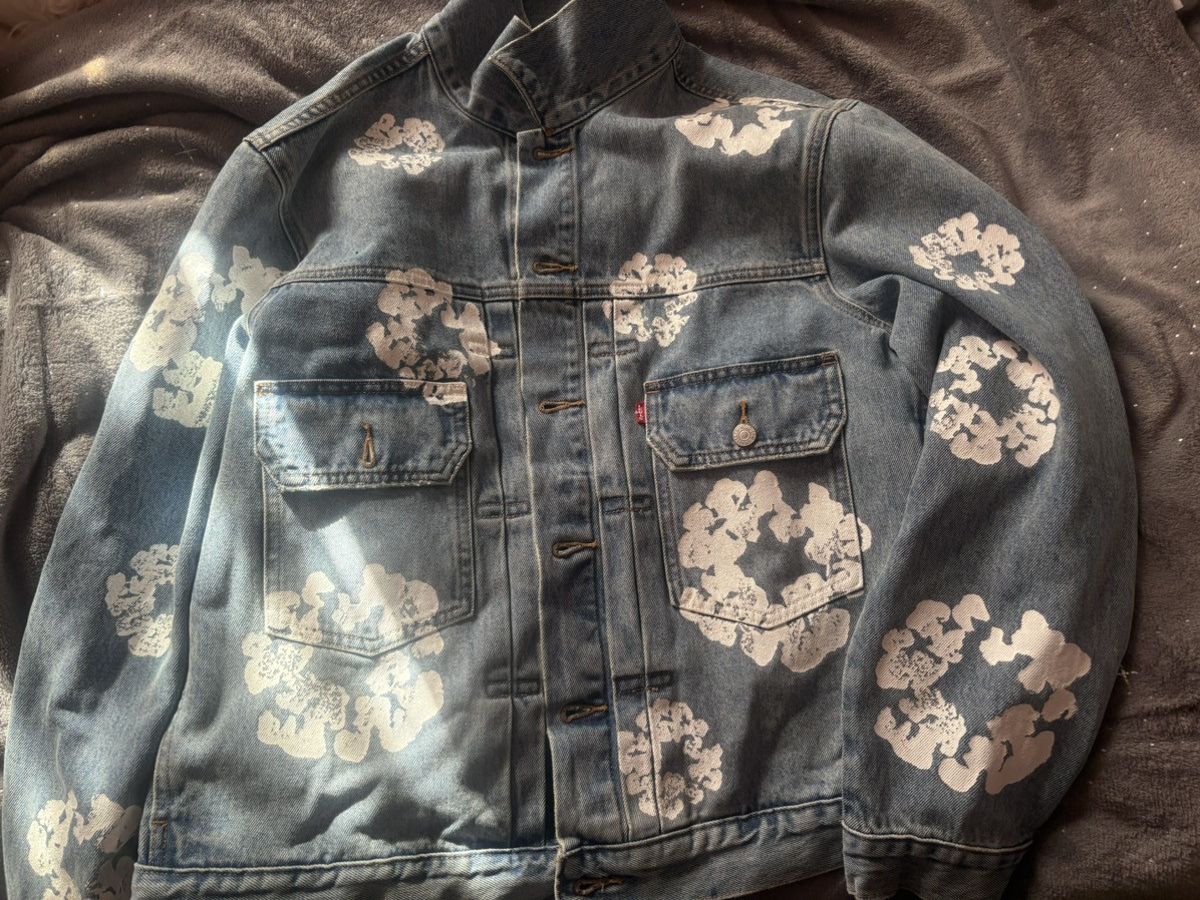 DENIM TEARS × Levi's Levi X Denim Tears Jean Jacket All Over Wreath Light Wash Size L / US 10 / IT 46 - 6 Thumbnail
