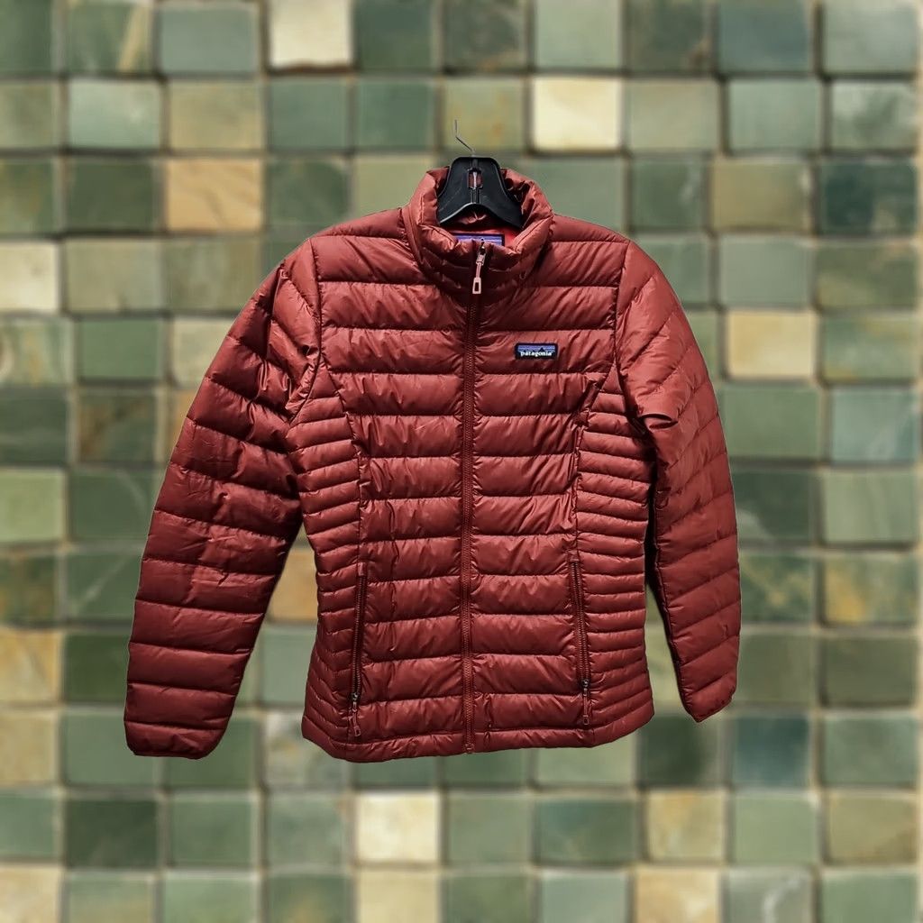 Patagonia Patagonia Jacket Maroon Size XS Regular Solid Puffer Coat Wind-Resistant Hooded Insulated Water Resistant Full Zip Logo Womens Size XS / US 0-2 / IT 36-38 - 1 Thumbnail
