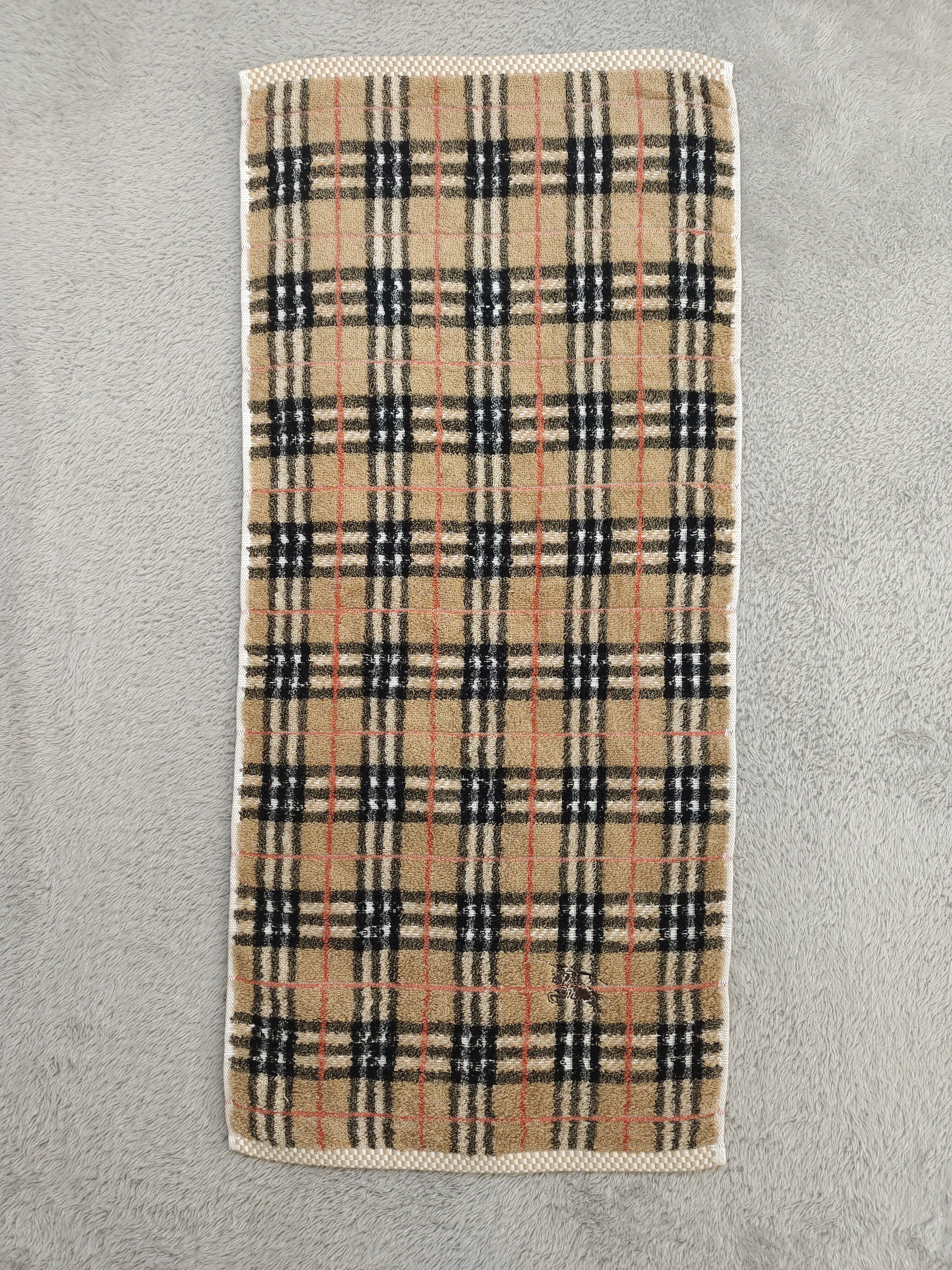 Burberry NEW OLD STOCK BURBERRY LONDON NOVA CHECK HAND TOWEL Size ONE SIZE - 10 Thumbnail
