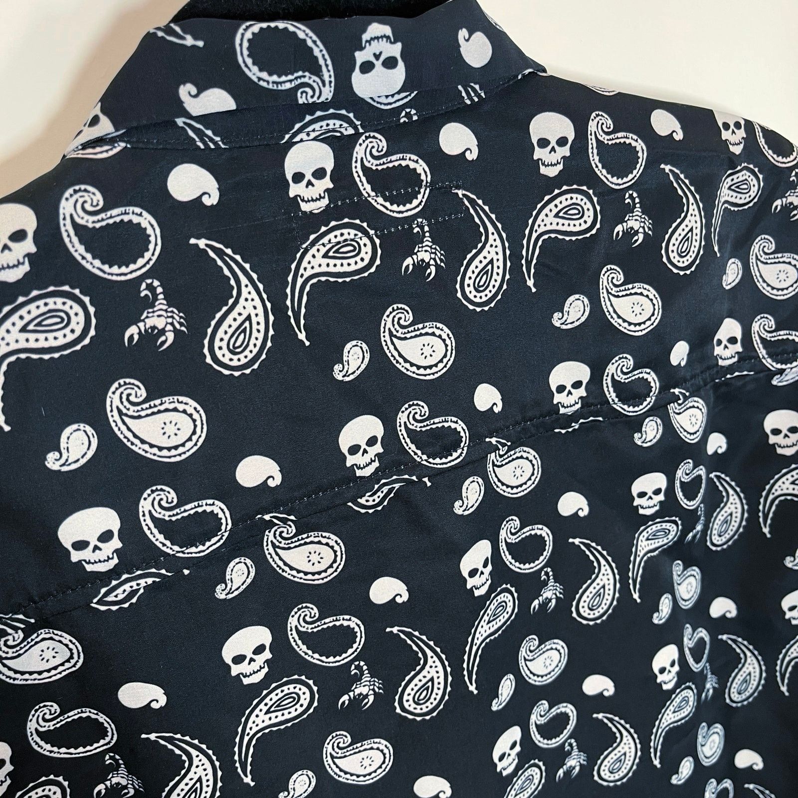 Other •NWOT• ISOSNYC Silk Black w/ skulls paisley button up Medium Size US M / EU 48-50 / 2 - 5 Thumbnail