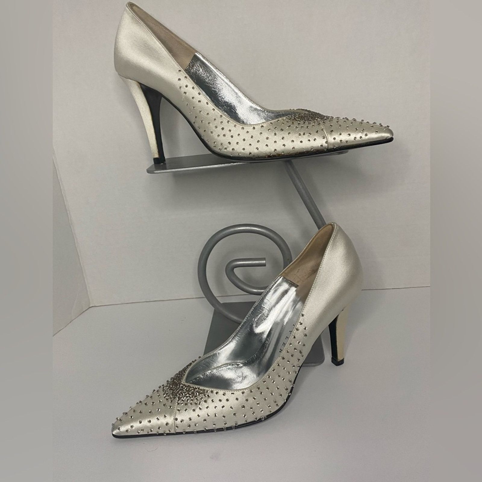 Richard Tyler Richard Tyler white satin High heel pump w/ beads Size US 8 / IT 38 - 1 Thumbnail