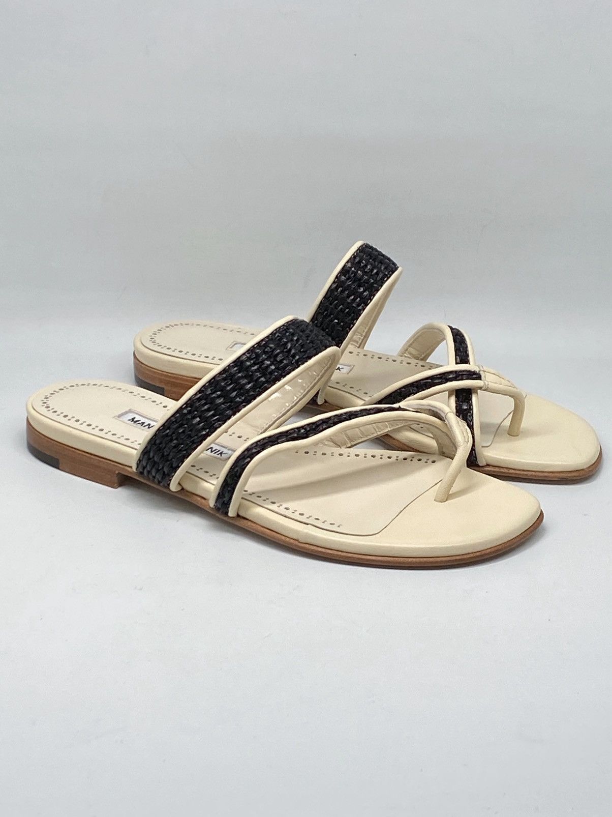 Manolo Blahnik Manolo Blahnik Susara Leather Sandals size 36 Size US 6 / IT 36 - 7 Thumbnail